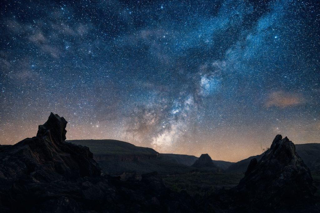 Stjernehimmel over fjell